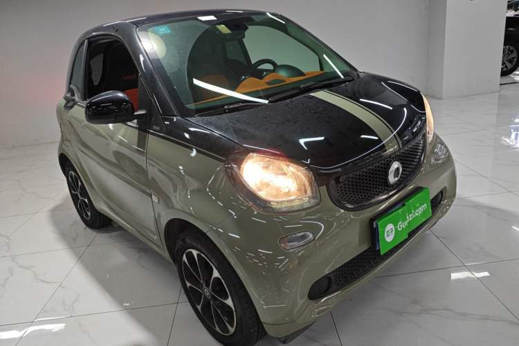 Used smart fortwo 2015 1.0L 52 kW Hardtop Passion Edition Front Right 45 Deg