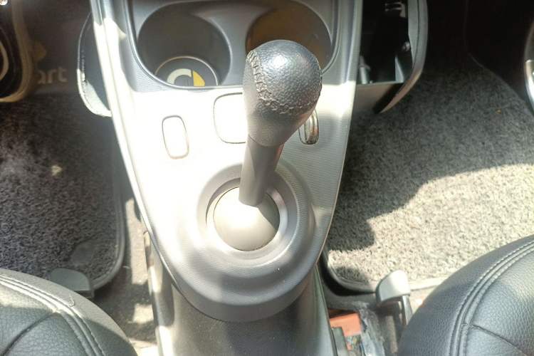 Used smart fortwo 2015 1.0L 52 kW Hardtop Passion Edition Gear Lever