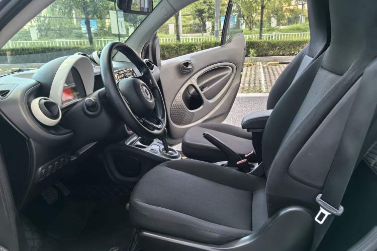 Used smart fortwo 2015 1.0L 52 kW hardtop Dynamic version Interior 3