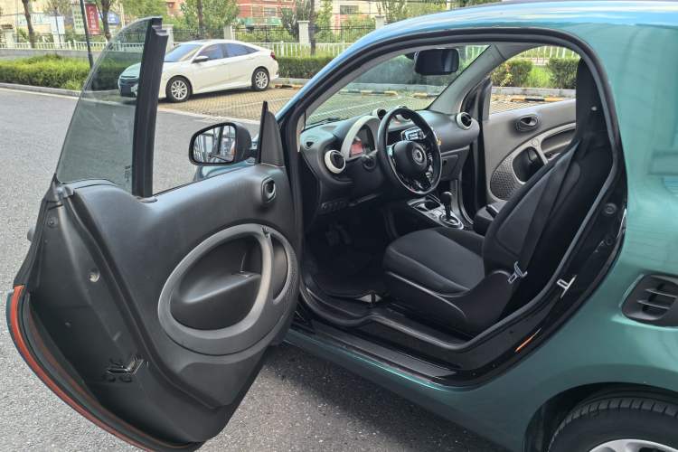 Used smart fortwo 2015 1.0L 52 kW hardtop Dynamic version Interior 4