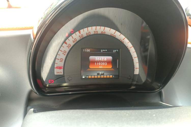 Used smart fortwo 2015 1.0L 52 kW Hardtop Passion Edition Odometer Close Up
