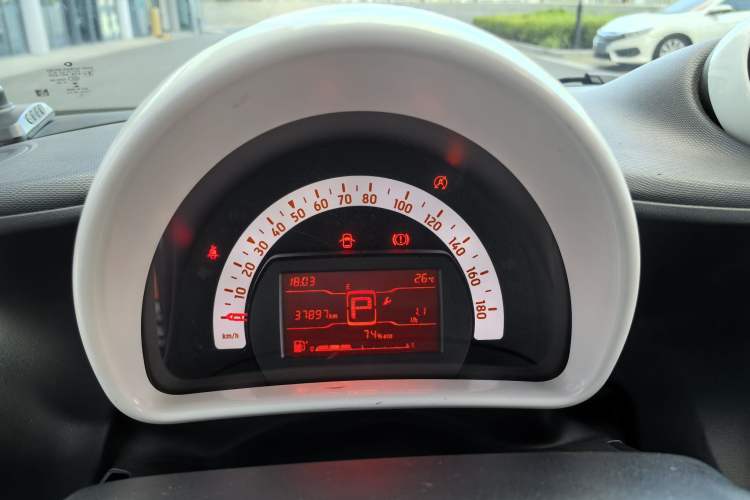 Used smart fortwo 2015 1.0L 52 kW hardtop Dynamic version Odometer Close Up