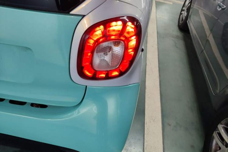 Used smart fortwo 2015 1.0L 52 kW Hardtop Passion Edition Right Rear Taillight