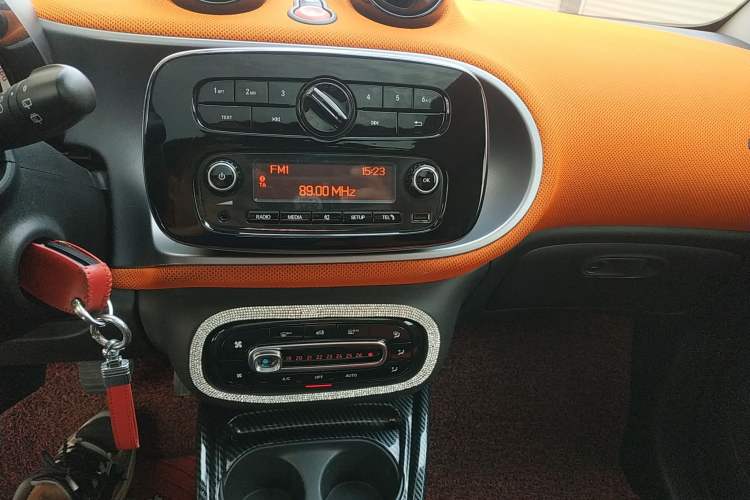Used smart fortwo 2015 1.0L 52 kW Hardtop Passion Edition Audio And AC Panel