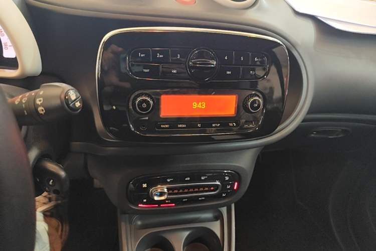 Used smart fortwo 2015 1.0L 52 kW hardtop Dynamic version Audio And AC Panel