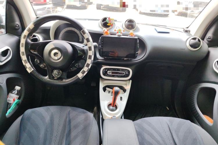 Used smart fortwo 2015 1.0L 52 kW hardtop Dynamic version Center Console