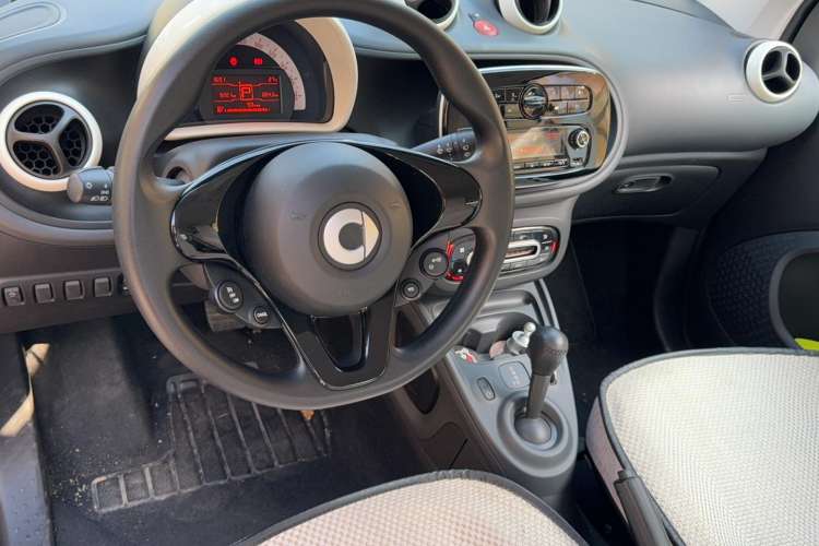 Used smart fortwo 2015 1.0L 52 kW hardtop Dynamic version Center Console