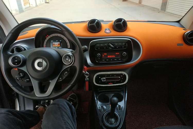 Used smart fortwo 2015 1.0L 52 kW Hardtop Passion Edition Center Console