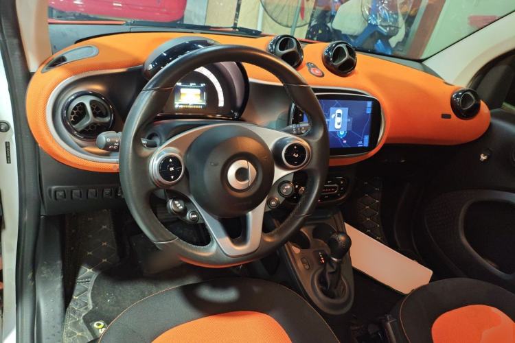 Used smart fortwo 2015 1.0L 52 kW Hardtop Passion Edition Center Console