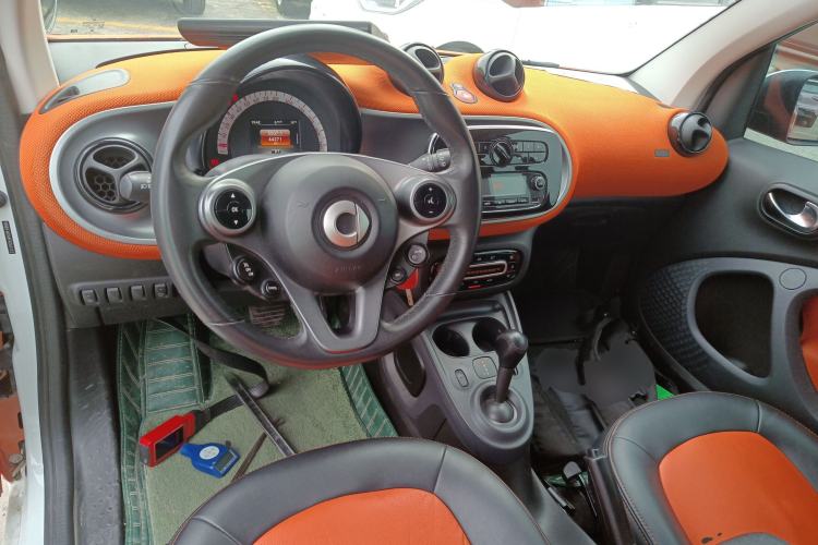 Used smart fortwo 2015 1.0L 52 kW Hardtop Passion Edition Center Console