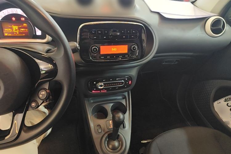 Used smart fortwo 2015 1.0L 52 kW hardtop Dynamic version Center Console