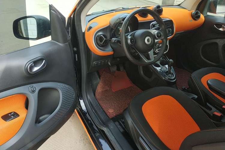 Used smart fortwo 2015 1.0L 52 kW Hardtop Passion Edition Driver Seat