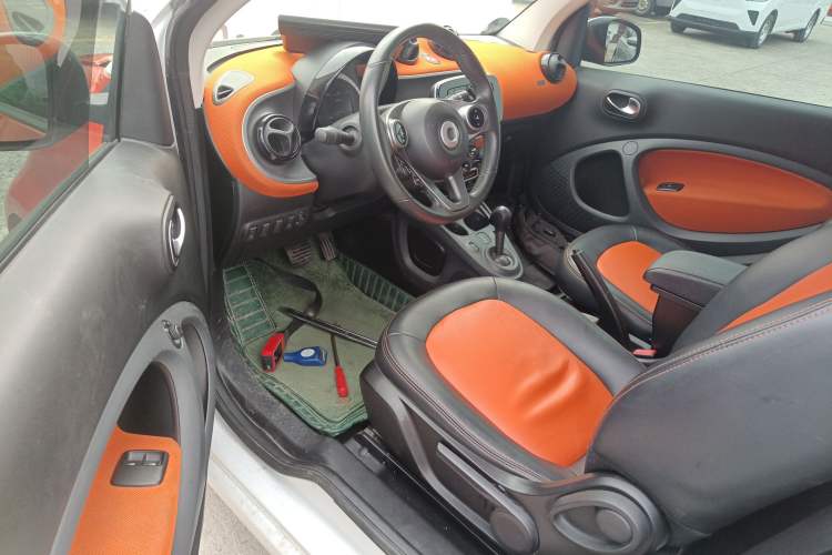 Used smart fortwo 2015 1.0L 52 kW Hardtop Passion Edition Driver Seat