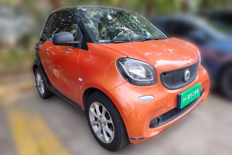 Used smart fortwo 2015 1.0L 52 kW hardtop Dynamic version Front Right 45 Deg