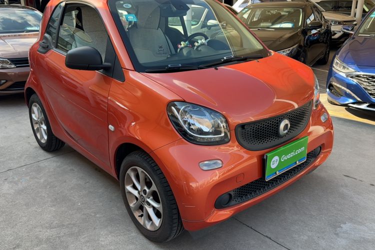 Used smart fortwo 2015 1.0L 52 kW hardtop Dynamic version Front Right 45 Deg