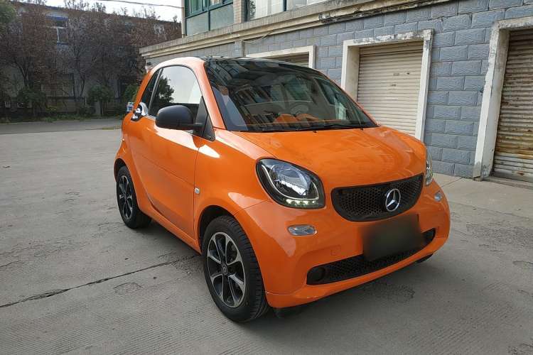 Used smart fortwo 2015 1.0L 52 kW Hardtop Passion Edition Front Right 45 Deg