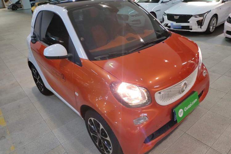 Used smart fortwo 2015 1.0L 52 kW Hardtop Passion Edition Front Right 45 Deg