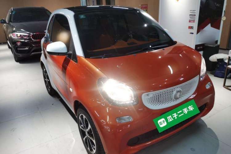 Used smart fortwo 2015 1.0L 52 kW Hardtop Passion Edition Front Right 45 Deg