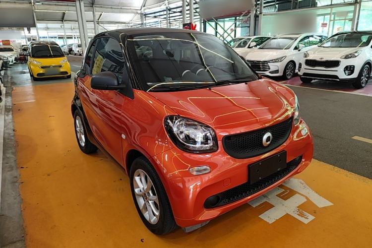 Used smart fortwo 2015 1.0L 52 kW hardtop Dynamic version Front Right 45 Deg