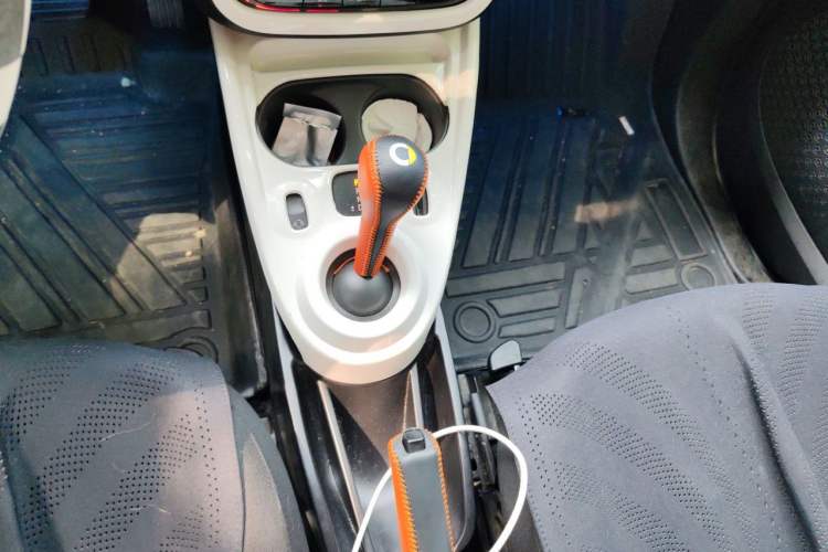 Used smart fortwo 2015 1.0L 52 kW hardtop Dynamic version Gear Lever