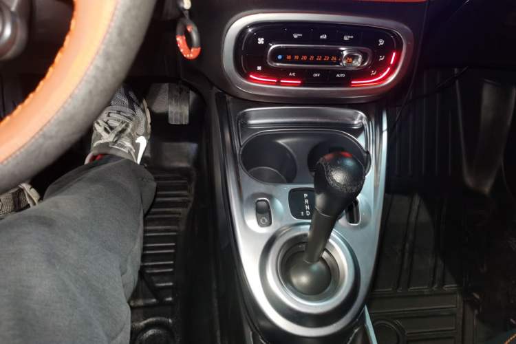 Used smart fortwo 2015 1.0L 52 kW Hardtop Passion Edition Gear Lever