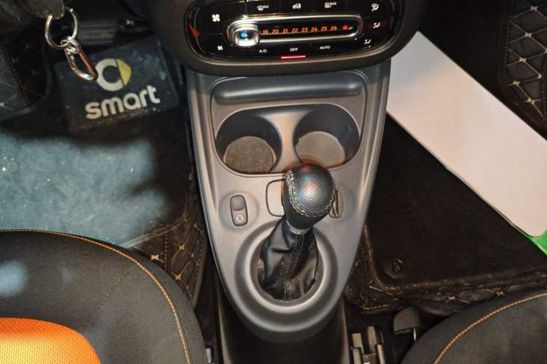 Used smart fortwo 2015 1.0L 52 kW Hardtop Passion Edition Gear Lever