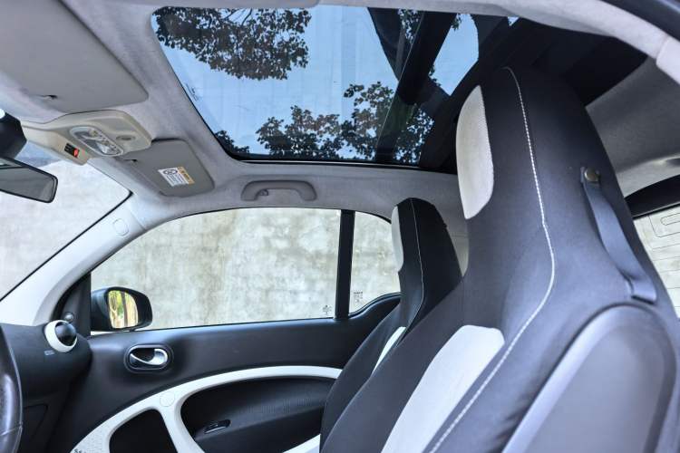 Used smart fortwo 2015 1.0L 52 kW Hardtop Passion Edition Headliner