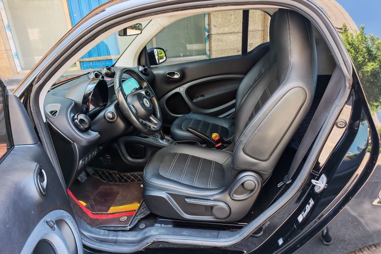 Used smart fortwo 2015 1.0L 52 kW Hardtop Passion Edition Interior 2