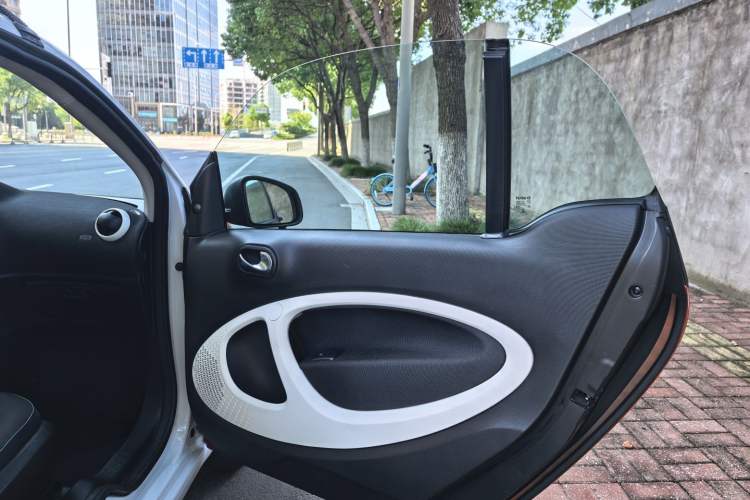 Used smart fortwo 2015 1.0L 52 kW Hardtop Passion Edition Interior 4
