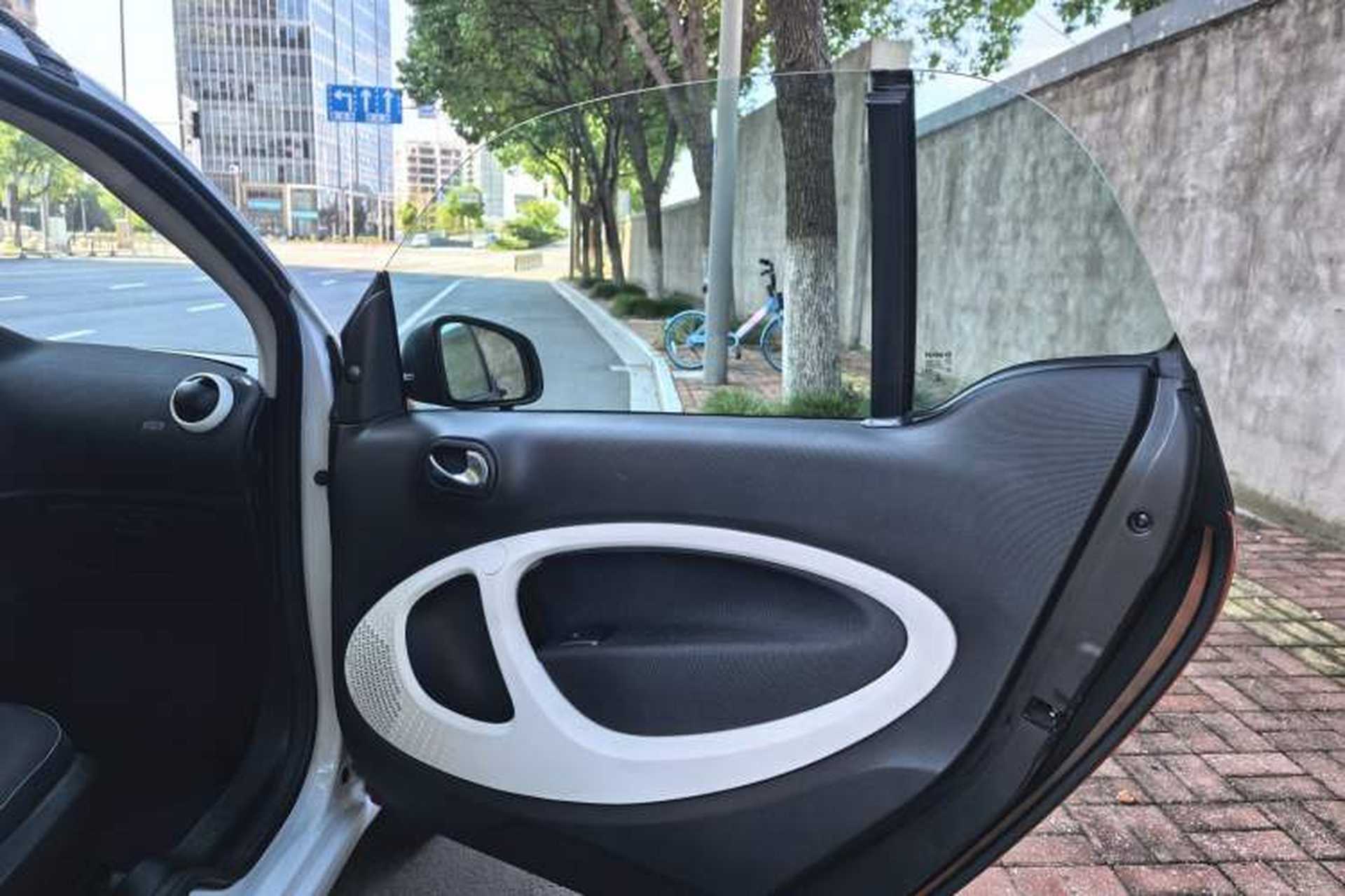 Used smart fortwo 2015 1.0L 52 kW Hardtop Passion Edition Interior 4