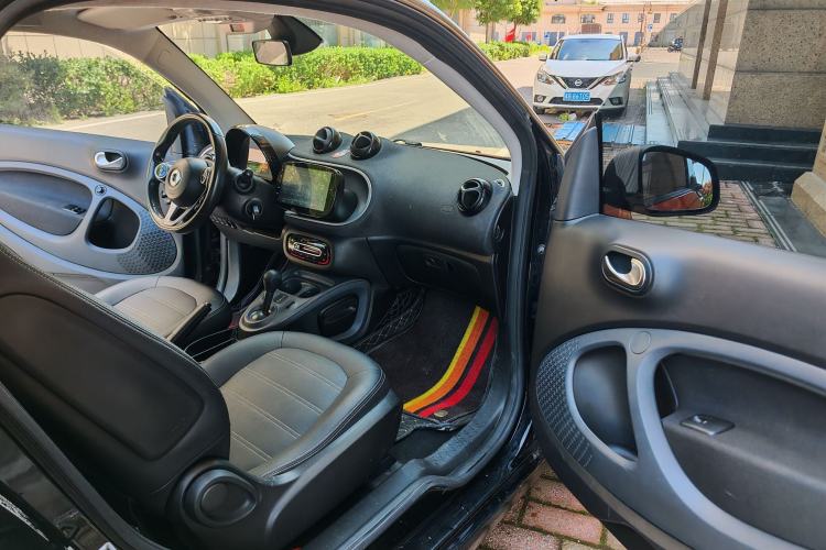 Used smart fortwo 2015 1.0L 52 kW Hardtop Passion Edition Interior 6
