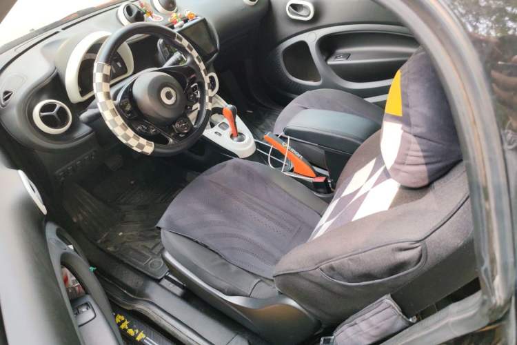 Used smart fortwo 2015 1.0L 52 kW hardtop Dynamic version Left Front Seat