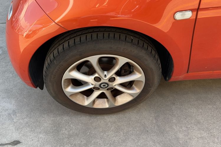 Used smart fortwo 2015 1.0L 52 kW hardtop Dynamic version Left Front Wheel Hub