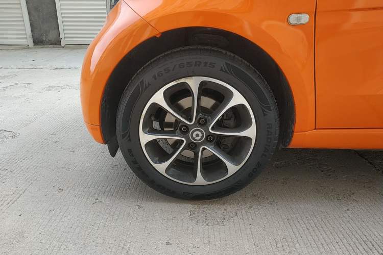 Used smart fortwo 2015 1.0L 52 kW Hardtop Passion Edition Left Front Wheel Hub