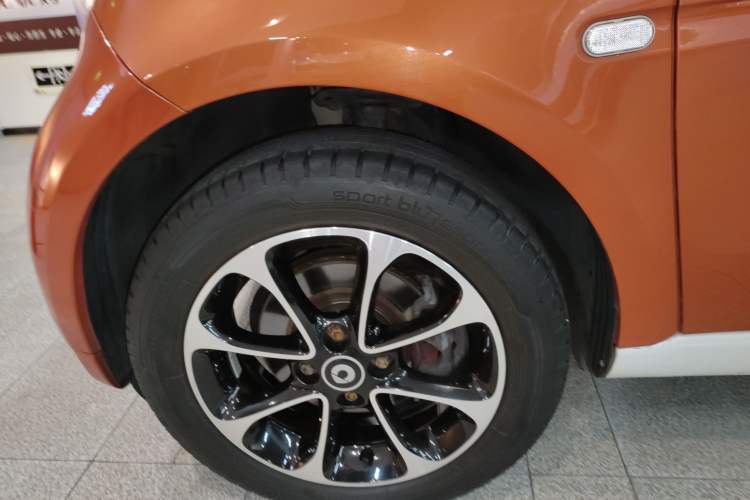 Used smart fortwo 2015 1.0L 52 kW Hardtop Passion Edition Left Front Wheel Hub