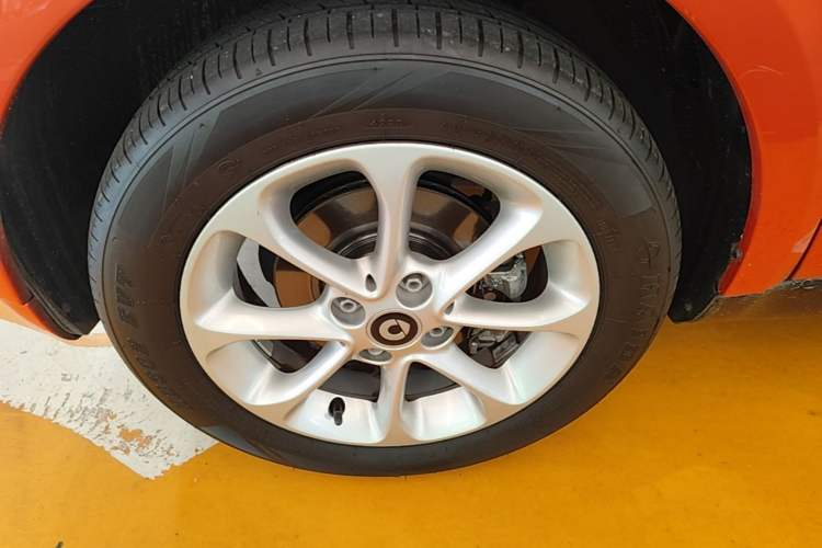 Used smart fortwo 2015 1.0L 52 kW hardtop Dynamic version Left Front Wheel Hub