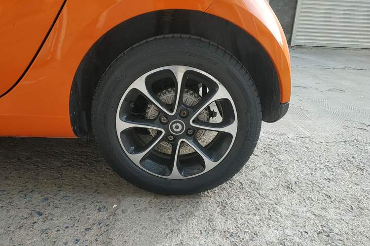 Used smart fortwo 2015 1.0L 52 kW Hardtop Passion Edition Left Rear Wheel Hub