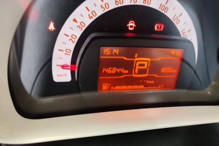 Used smart fortwo 2015 1.0L 52 kW hardtop Dynamic version Odometer Close Up