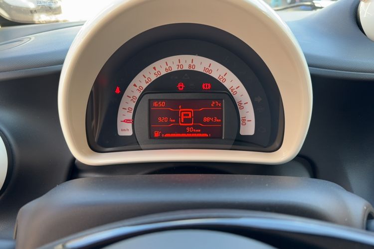 Used smart fortwo 2015 1.0L 52 kW hardtop Dynamic version Odometer Close Up