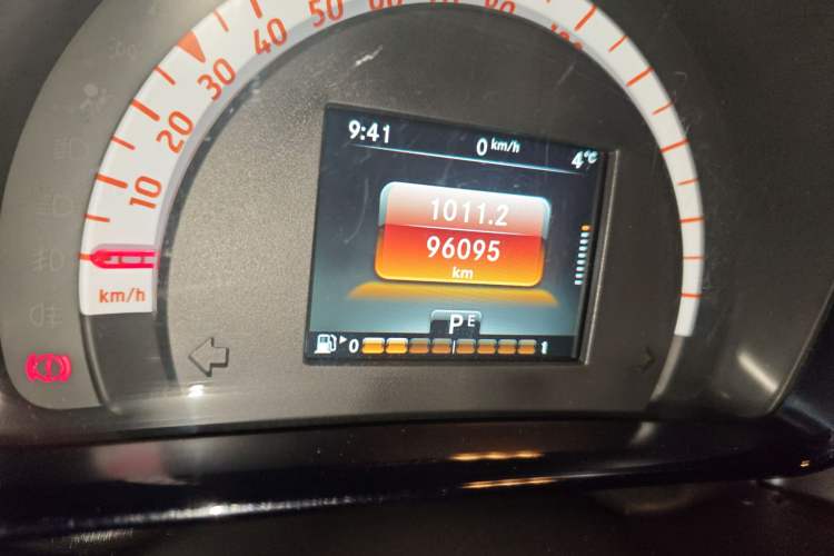Used smart fortwo 2015 1.0L 52 kW Hardtop Passion Edition Odometer Close Up