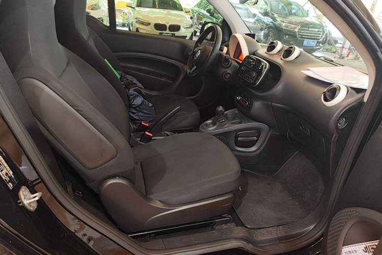 Used smart fortwo 2015 1.0L 52 kW hardtop Dynamic version Right Front Seat