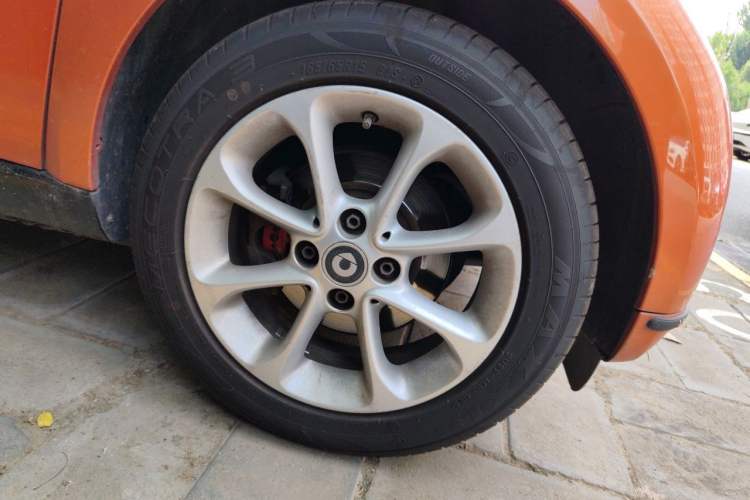 Used smart fortwo 2015 1.0L 52 kW hardtop Dynamic version Right Front Wheel Hub