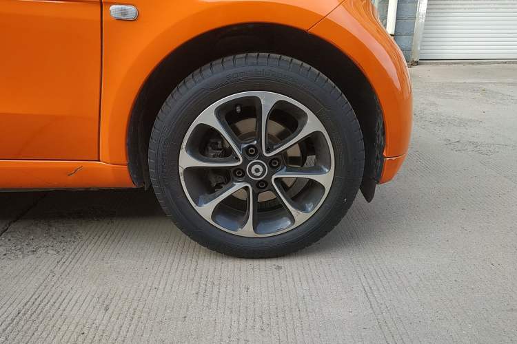 Used smart fortwo 2015 1.0L 52 kW Hardtop Passion Edition Right Front Wheel Hub