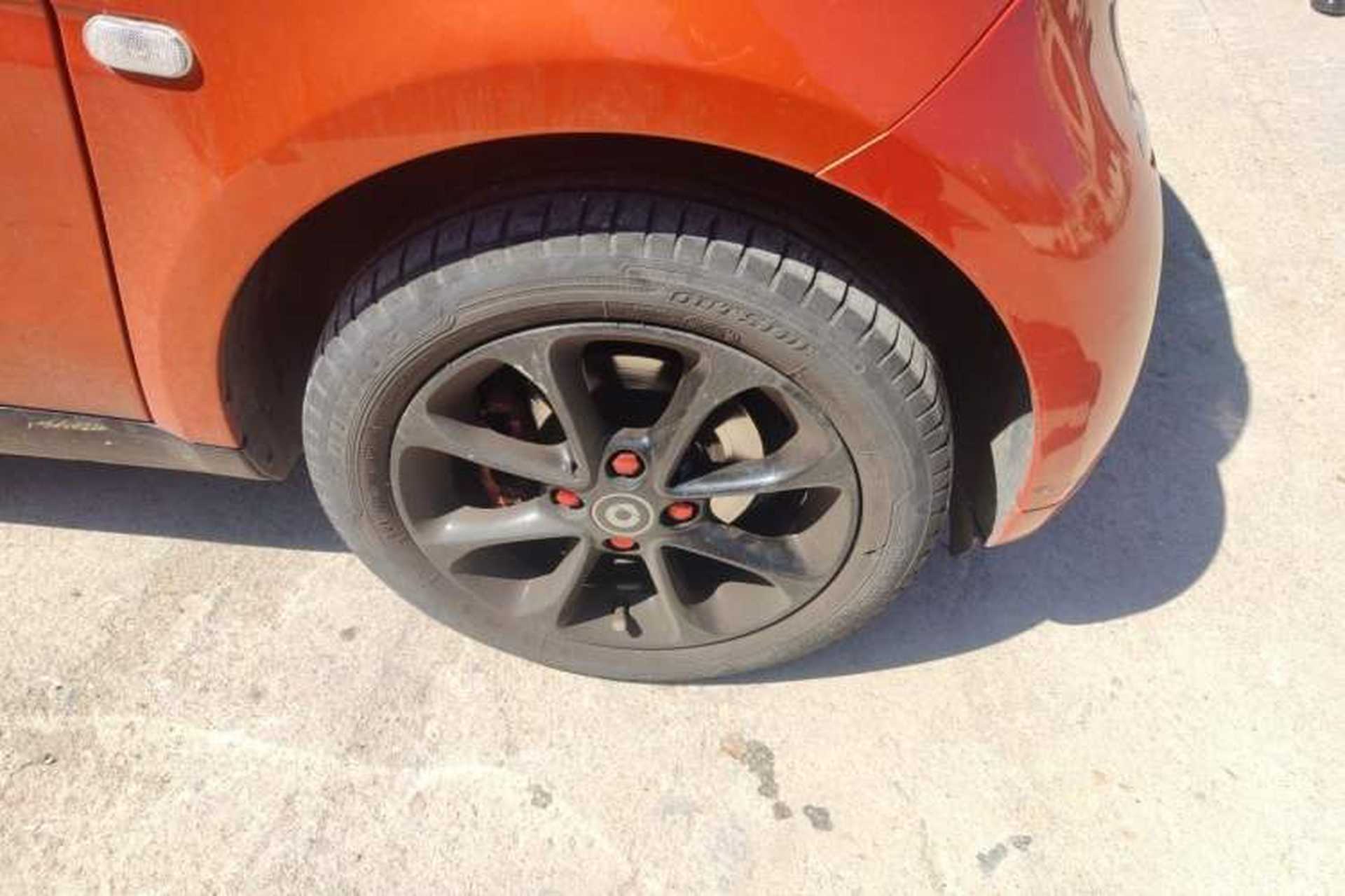 Used smart fortwo 2015 1.0L 52 kW hardtop Dynamic version Right Front Wheel Hub