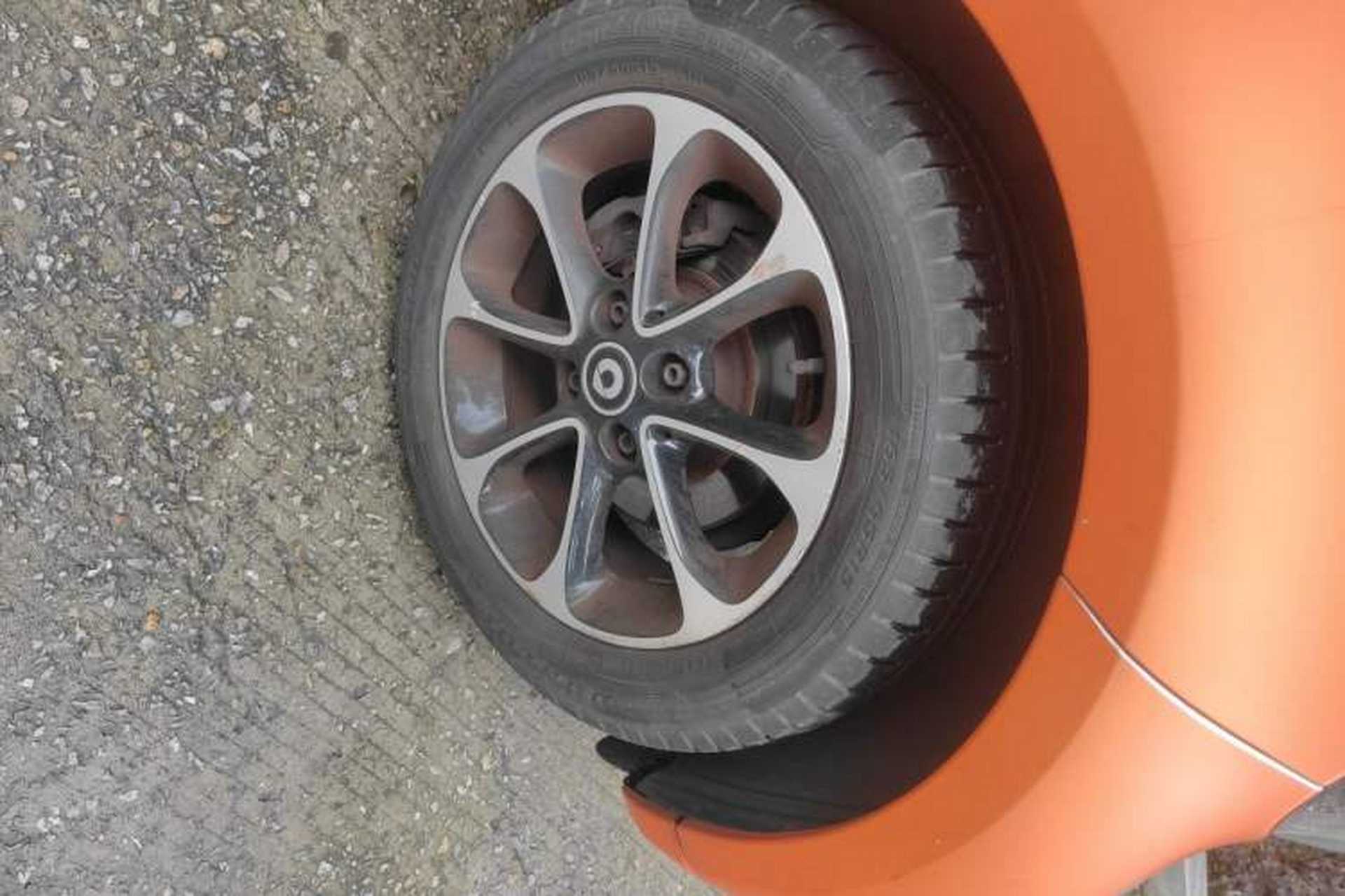 Used smart fortwo 2015 1.0L 52 kW Hardtop Passion Edition Right Front Wheel Hub