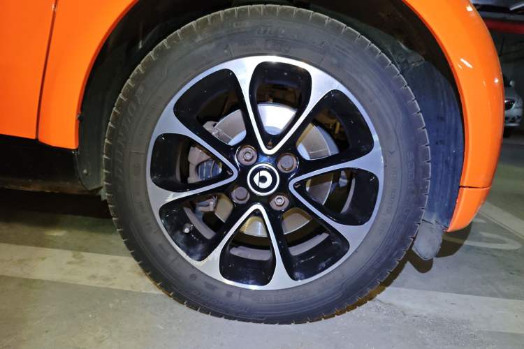 Used smart fortwo 2015 1.0L 52 kW Hardtop Passion Edition Right Front Wheel Hub