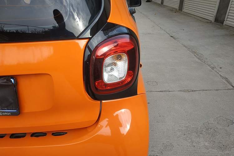 Used smart fortwo 2015 1.0L 52 kW Hardtop Passion Edition Right Rear Taillight