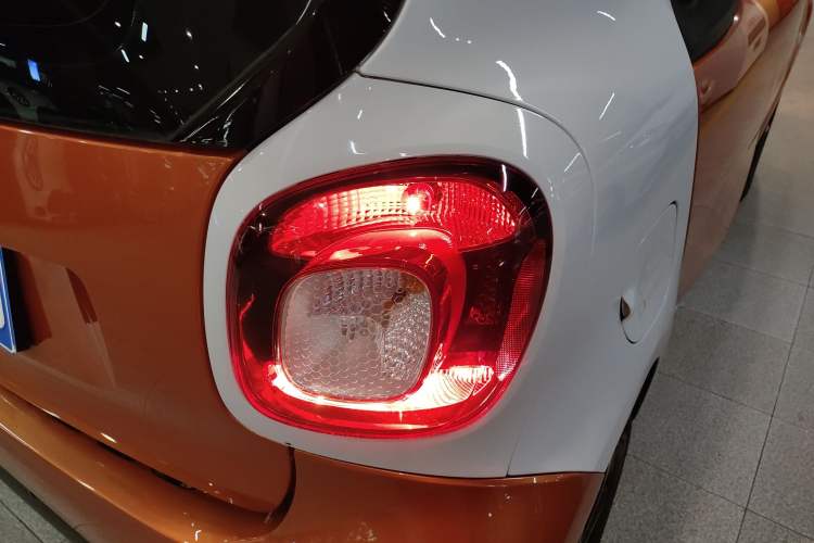 Used smart fortwo 2015 1.0L 52 kW Hardtop Passion Edition Right Rear Taillight