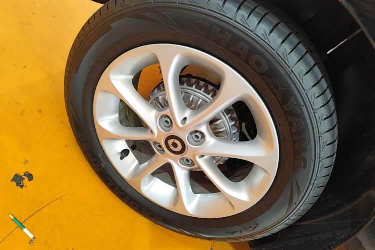 Used smart fortwo 2015 1.0L 52 kW hardtop Dynamic version Right Rear Wheel Hub
