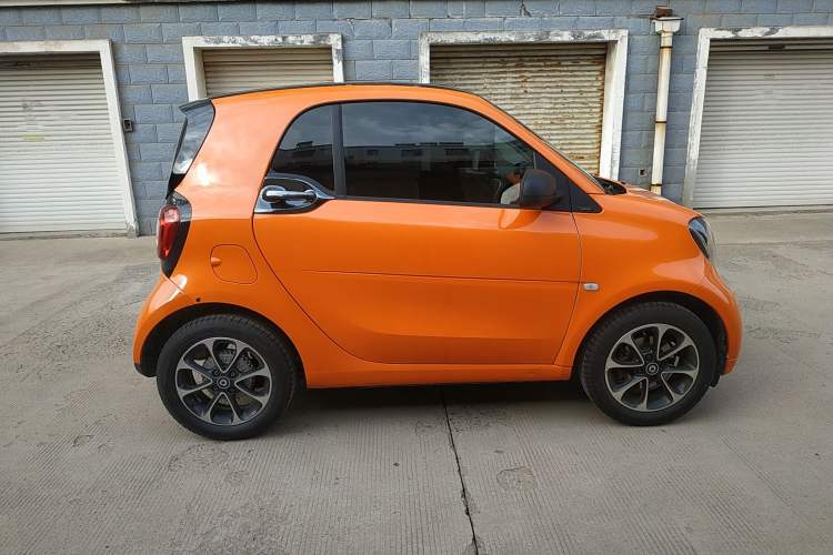 Used smart fortwo 2015 1.0L 52 kW Hardtop Passion Edition Right Side
